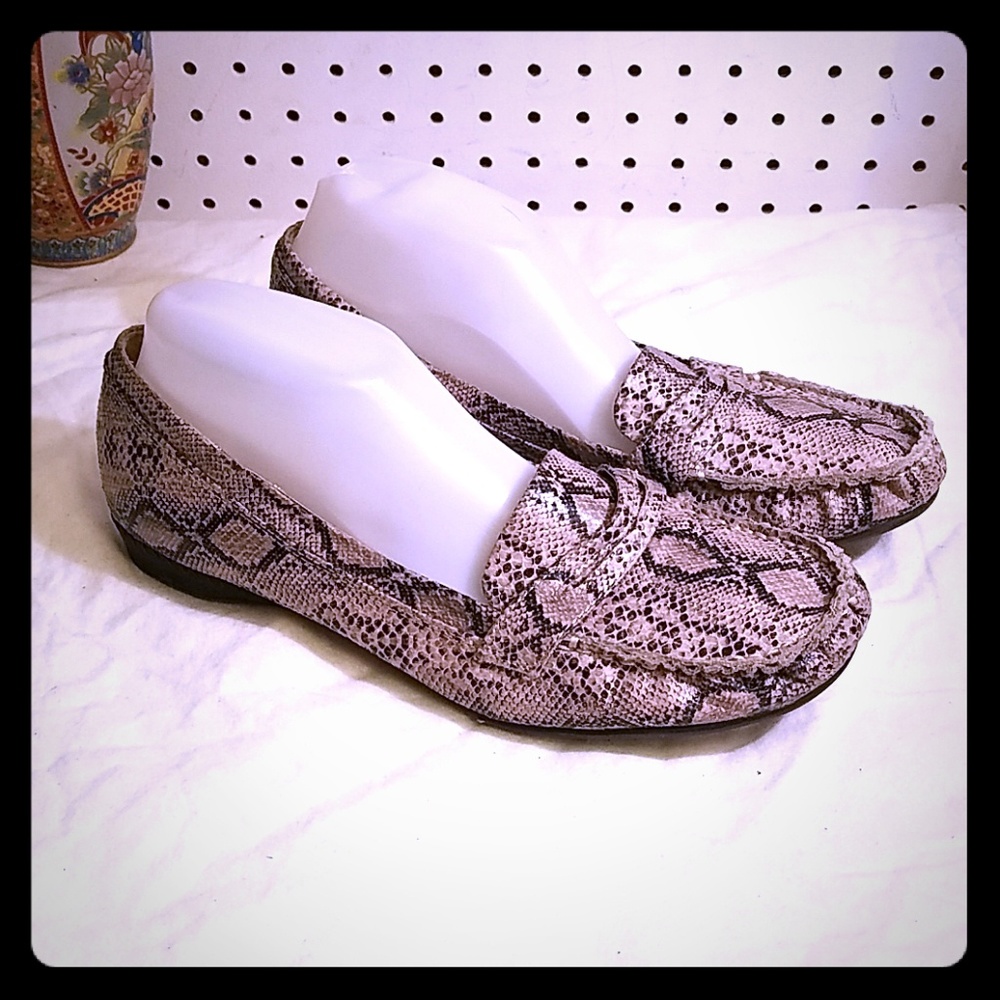 CL LOAFERS BY LAUNDRY